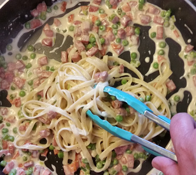 4 Toss-pasta-into-sauce